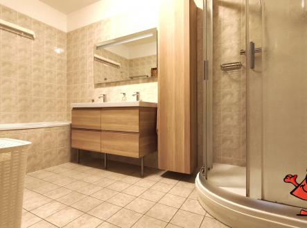 Na pronájem byt 3+KK + terasa, Praha 8 - Ládví, ulici nad Okrouhlíkem - koupelna  | Pronájem bytu, 3+kk, 98 m²