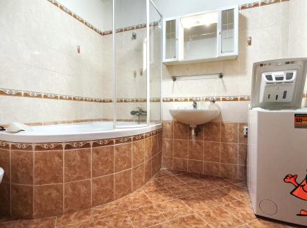 Pronájem bytu 5+1 v ulici Přádova, Praha 8 - koupelna | Pronájem bytu, 5+1, 130 m²