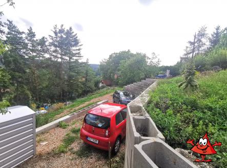 Prodej zděné chaty v ulici Sokola Tůmy, Libušín - parking