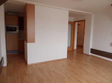 2 obyvaci pokoj_nahled kuchyně, skrin | Pronájem bytu, 3+kk, 89 m²