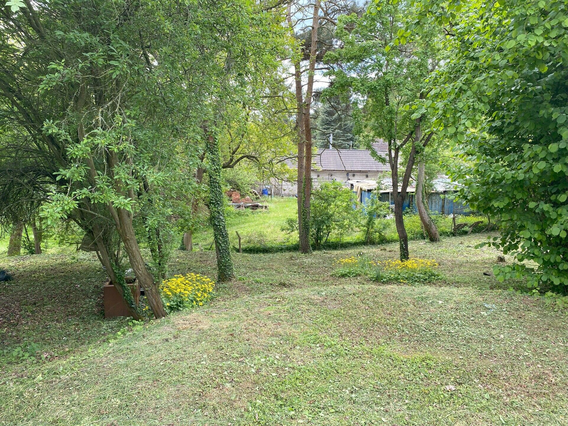 Krásný stavební pozemek 1002 m2 na RD, Vonoklasy, Praha západ