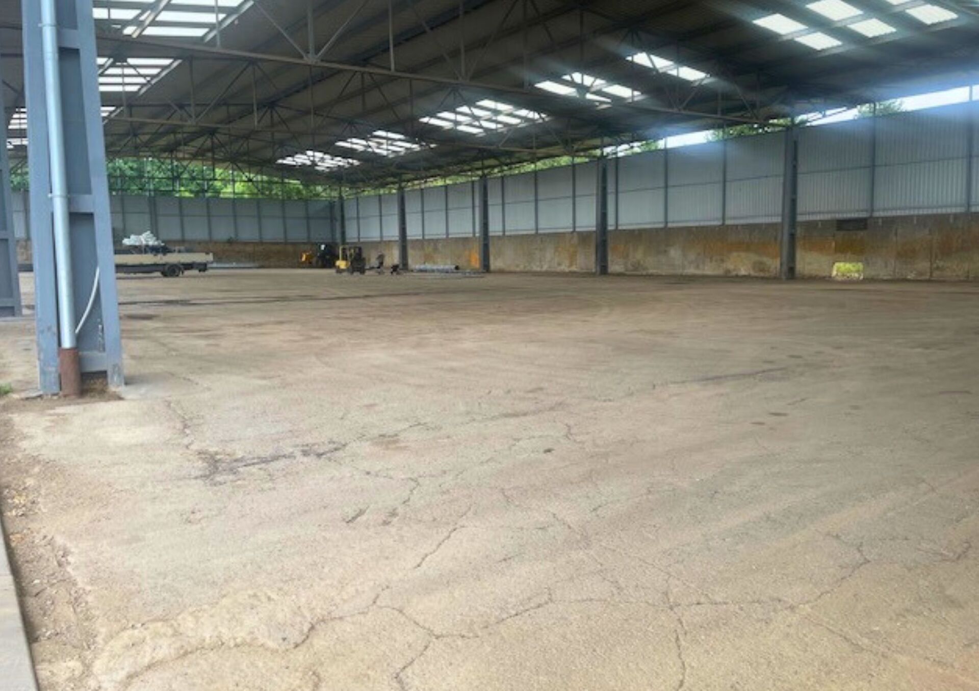 Pronájem zastřešené betonové plochy 2500 m2, Tachlovice, Praha-západ