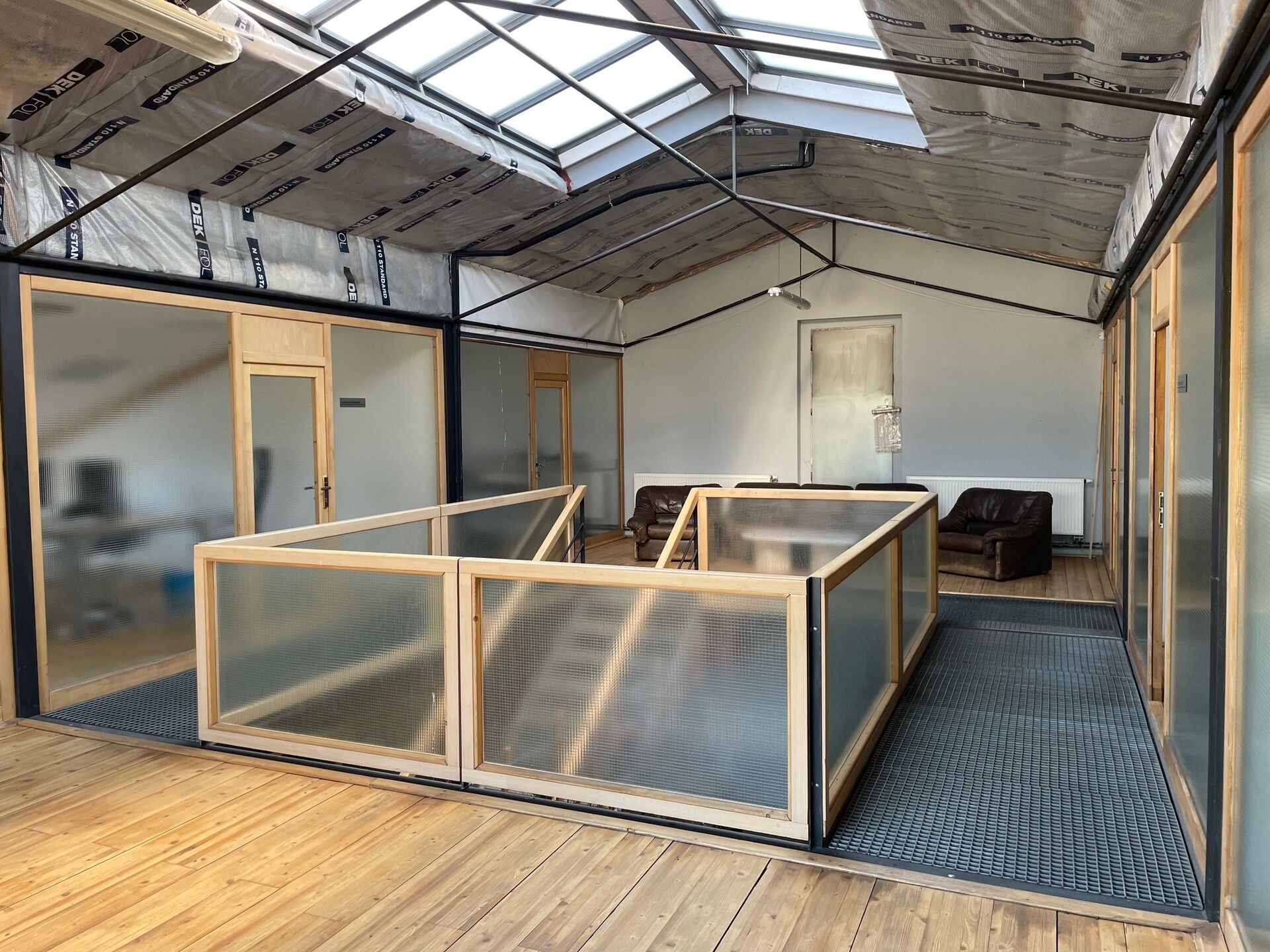 Kancelářská budova s parkováním, Tachlovice, Praha-západ