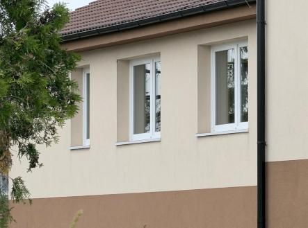 Fasáda rodinného domu s moderními okny, světlá omítka, nová střecha, klidná lokalita. | Pronájem bytu, 4+kk, 109 m²