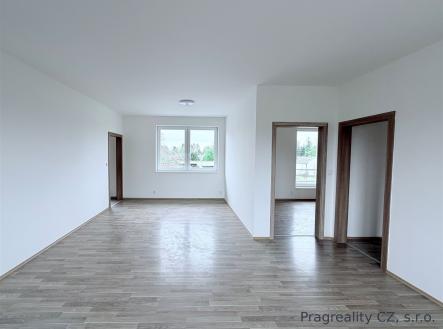 Světlý obývací pokoj s parketovou podlahou, velkými okny a moderním stylem nabízí prostorné a vzdušné prostředí. | Pronájem bytu, 4+kk, 109 m²