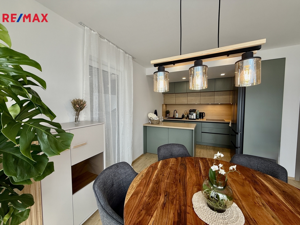 jídelní kout propojený s kuchyní