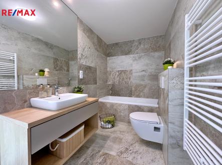 Koupelna v horním patře | Prodej - dům/vila, 94 m²