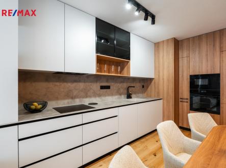 Spotřebiče AEG a výsuvná skříň na potraviny | Prodej bytu, 3+kk, 113 m²