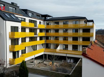 Pohled nad dům z vnitrobloku | Prodej bytu, 4+kk, 145 m²