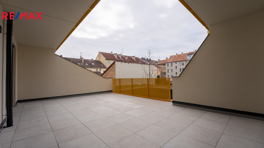 Terasa je pohledově oddělena od sousedů