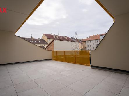 Terasa je pohledově oddělena od sousedů | Prodej bytu, 3+kk, 163 m²