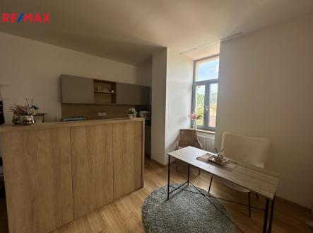 hlavní místnost s kuchyňským koutem | Pronájem - kanceláře, 46 m²