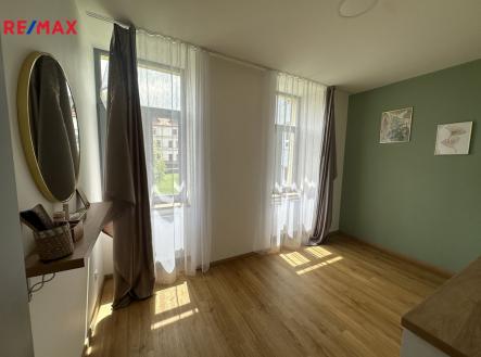 neprůchozí pokoj s pracovní deskou | Pronájem - kanceláře, 46 m²