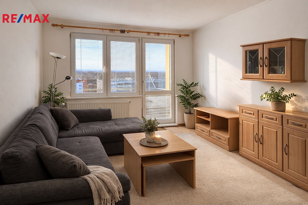 obývací pokoj s kuchyní se vstupem na balkon