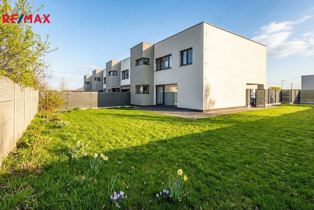 Zahrada a pohled na dům