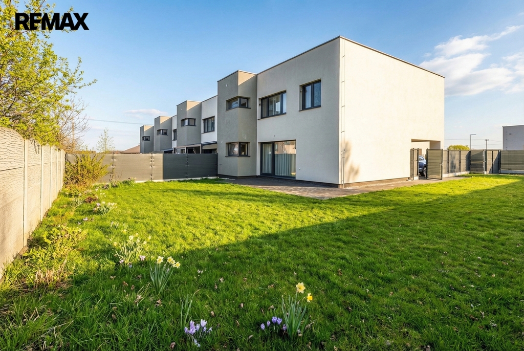 Zahrada a pohled na dům