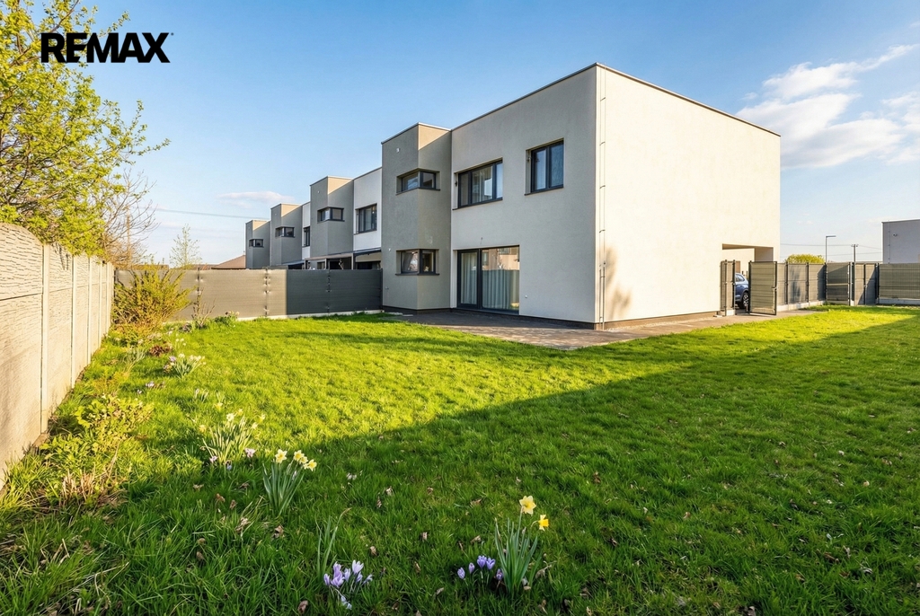 Zahrada a pohled na dům