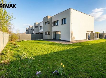 Zahrada a pohled na dům | Prodej - dům/vila, 142 m²