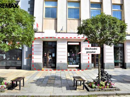 Pohled z náměstí | Pronájem - obchodní prostor, 186 m²