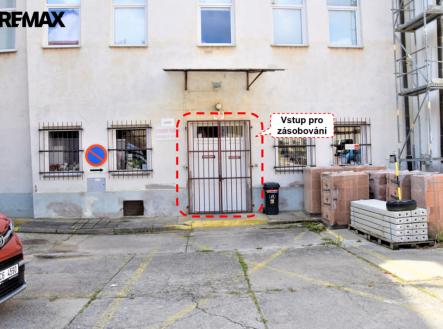 Zadní vchod | Pronájem - obchodní prostor, 186 m²