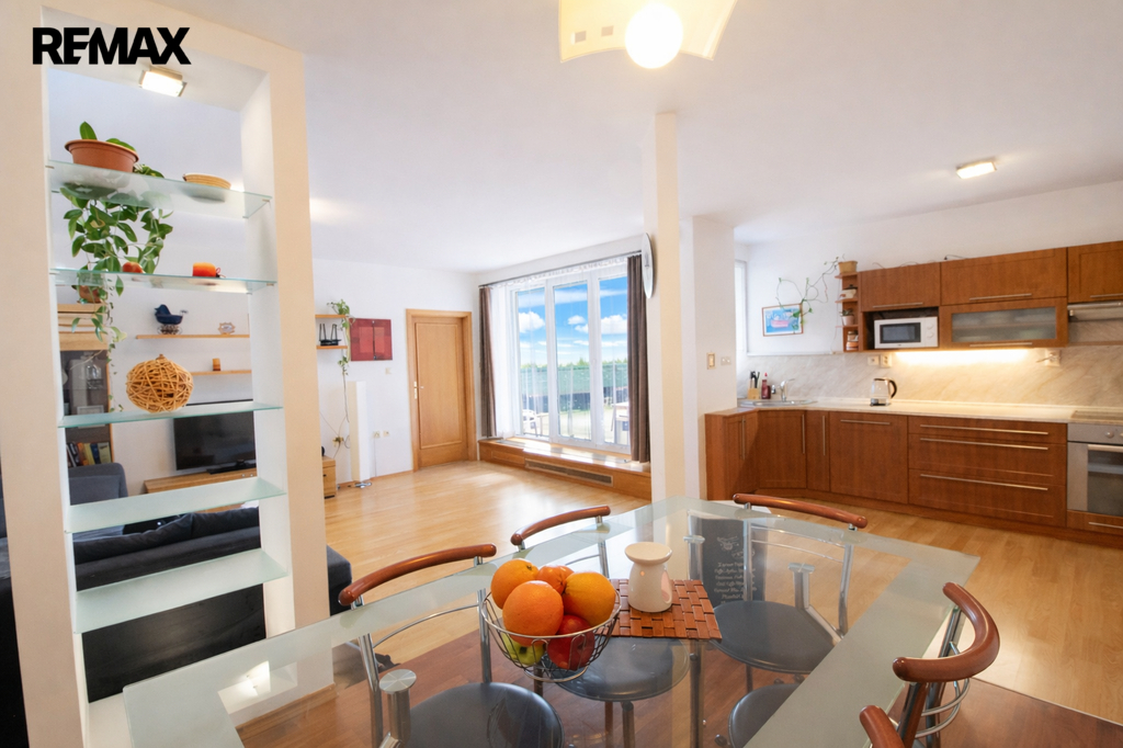 obývací pokoj s jídelnou a kuchyní