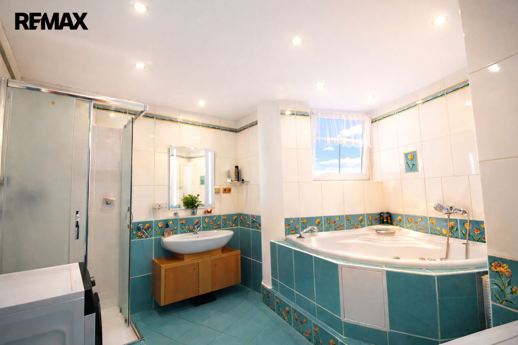 koupelna s rohovou vanou a sprchovým koutem