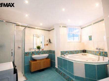 koupelna s rohovou vanou a sprchovým koutem | Prodej bytu, 4+kk, 162 m²