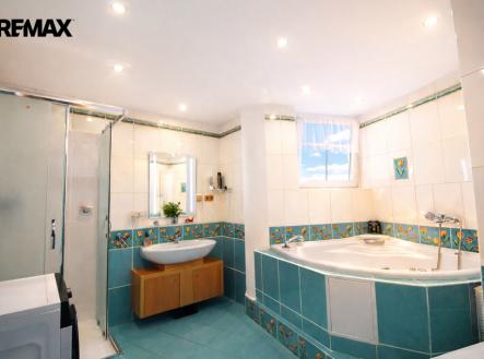 koupelna s rohovou vanou a sprchovým koutem | Prodej bytu, 4+kk, 162 m²