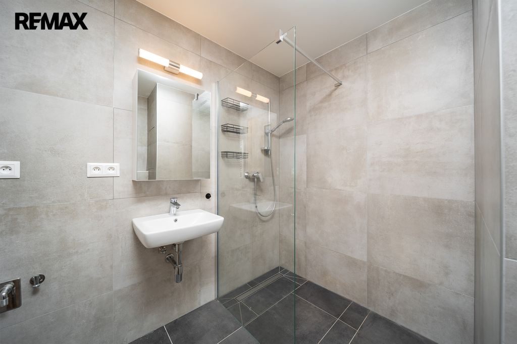 Koupelna s WC a sprchovým koutem