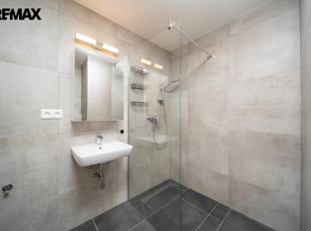 Koupelna s WC a sprchovým koutem | Pronájem bytu, 2+kk, 51 m²