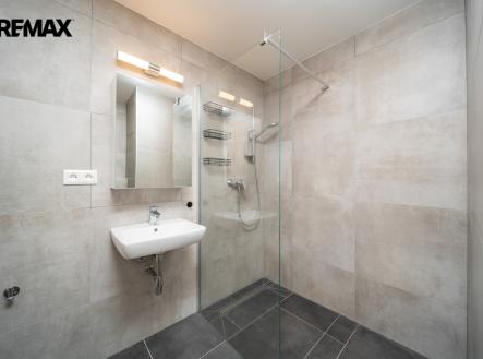 Koupelna s WC a sprchovým koutem | Pronájem bytu, 2+kk, 51 m²