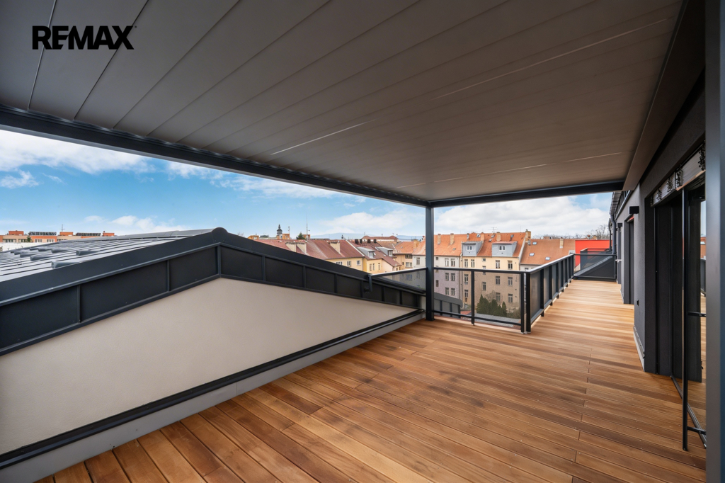 Terasa s výhledem na Černou věž