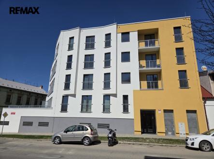 Pohled na dům - hl. vstup | Pronájem bytu, 1+kk, 37 m²