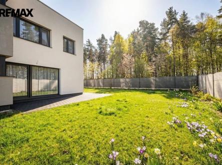 Zahrada a pohled na dům | Prodej - dům/vila, 142 m²