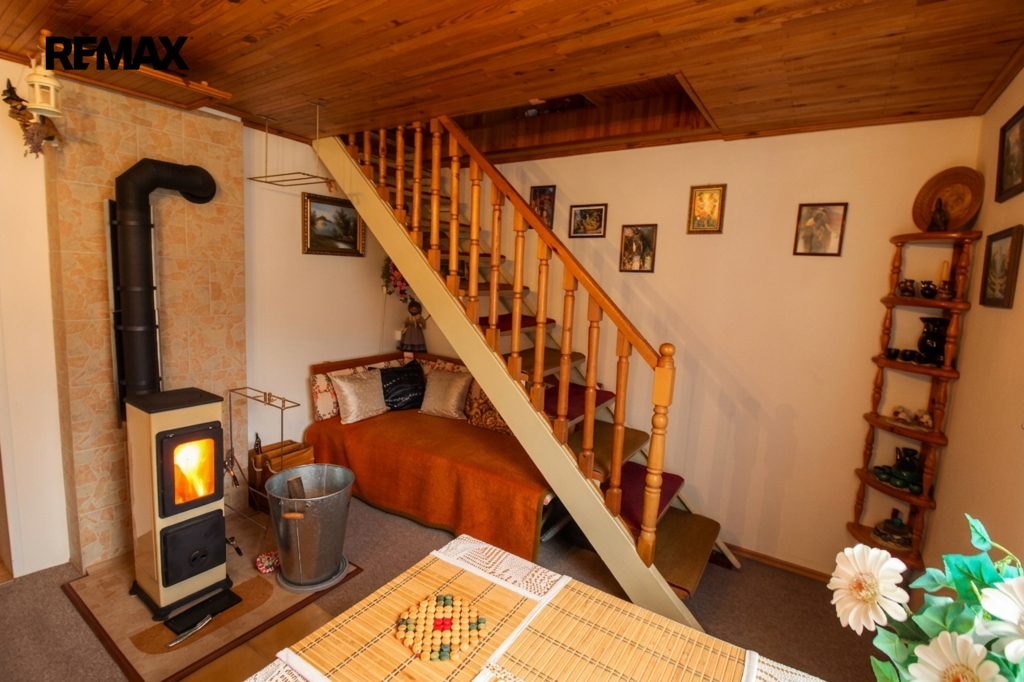 obývací pokoj s kamny