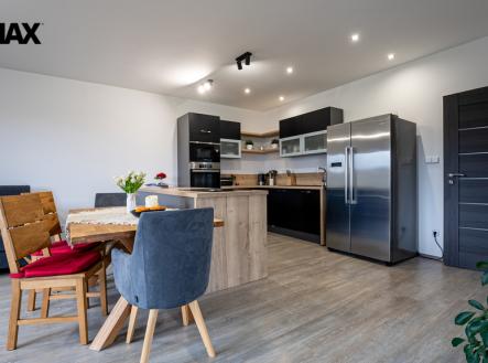 Kuchyň propojena s obývacím prostorem | Prodej - dům/vila, 105 m²