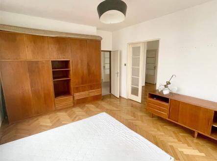 Prostorná ložnice s parketovou podlahou, vestavěnými skříněmi a moderními světly, nabízí světlé a příjemné prostředí vhodné pro relaxaci. | Pronájem bytu, 3+1, 92 m²