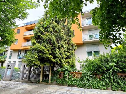 Moderní bytový dům, světlé fasády, velká okna, balkony, zelené okolí, bezpečnostní brány, klidná lokalita blízko centra | Pronájem bytu, 2+kk, 50 m²