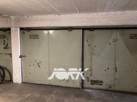 garáž - vrata | Pronájem - malý objekt/garáž