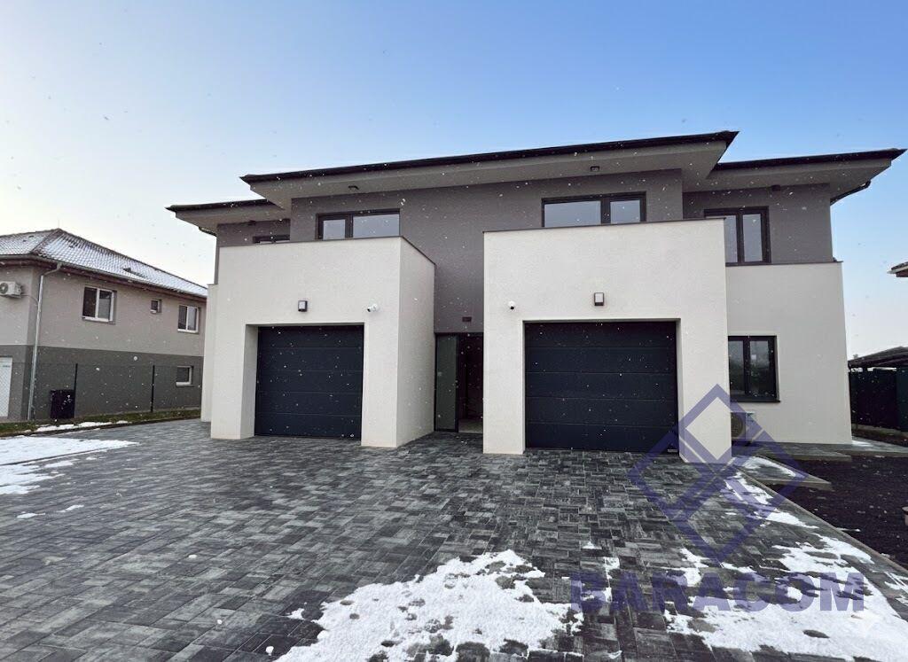 Prodej novostavby 6+kk se dvěma bytovými jednotkami, garáží a zahradou – Polerady u Prahy