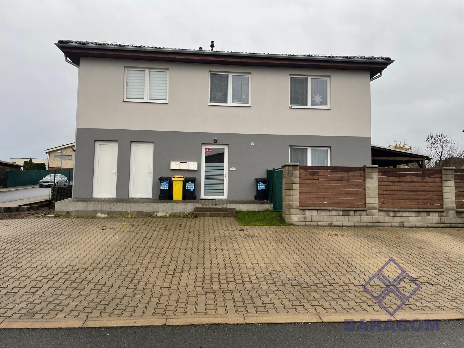 Ideální rodinné bydlení: Mezonet 3+kk se zahradou a 2 parkovacími místy – Bašť