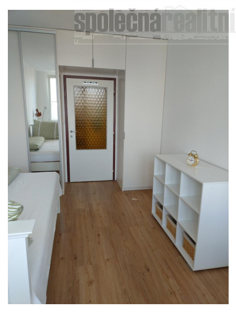 Samostatný pokoj v nově zrekonstruovaném bytě 3+1/L k pronájmu, 12.000 Kč včetně všech poplatků