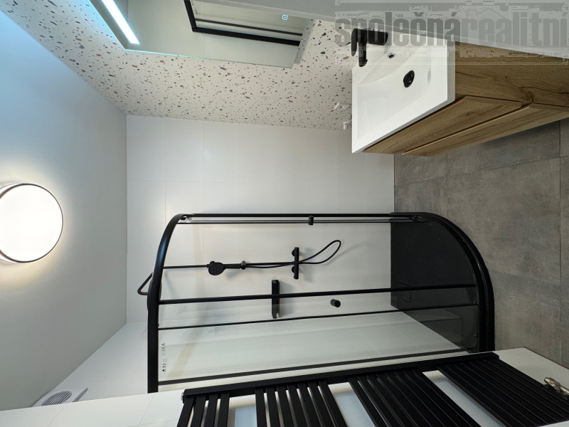 Krásný byt 1kk po  kompletní rekonstrukci k pronájmu, centrum - Vinohrady, 3. patro, vnitroblok