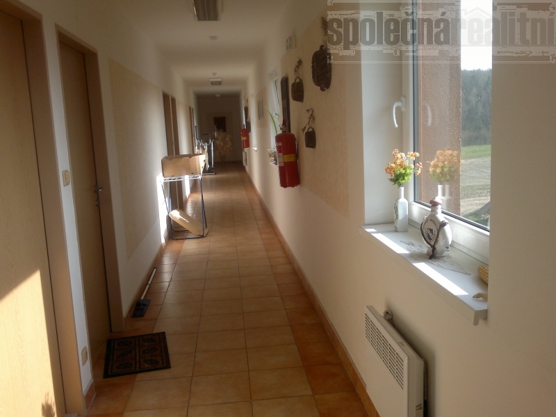 Nový byt 1kk k pronájmu, 20 m2, žel. st. Bojanovice, Praha hl n. 45 min vlakem, 6000 Kč plus popl.