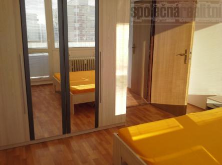 Samostatný pokoj s lodžií v nově zrekonstruovaném bytě 3+1/L k pronájmu | Pronájem bytu, 1+kk, 14 m²