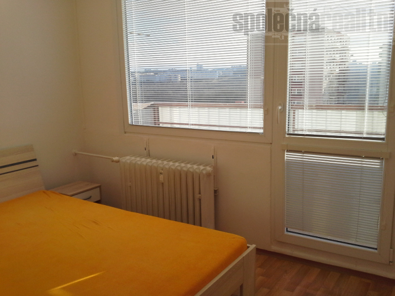 Samostatný pokoj s lodžií v nově zrekonstruovaném bytě 3+1/L k pronájmu