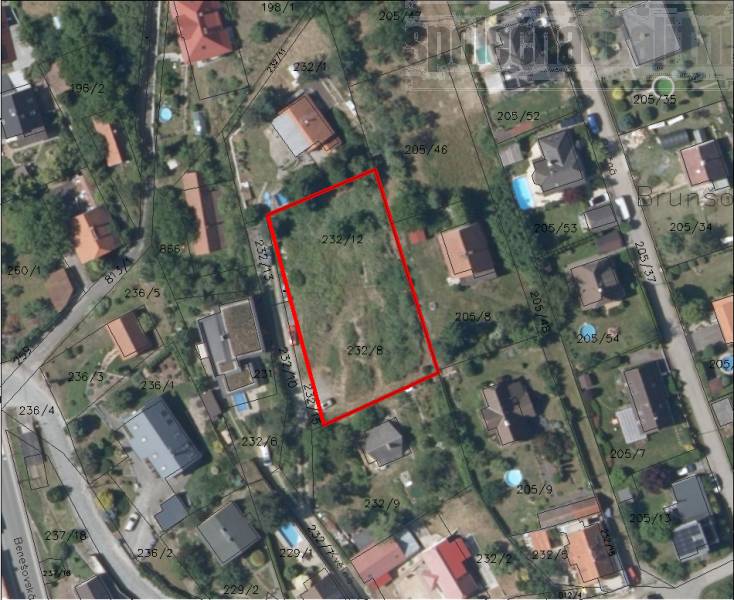 Atraktivní pozemek 1357 m2 k výstavbě 2 RD k prodeji, Hradištko centrum