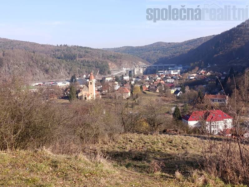 Atraktivní pozemek 1357 m2 k výstavbě 2 RD k prodeji, Hradištko centrum