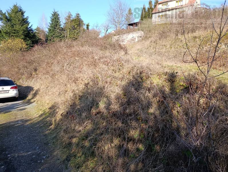 Atraktivní pozemek 1357 m2 k výstavbě 2 RD k prodeji, Hradištko centrum