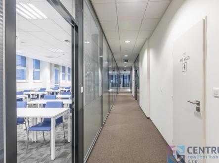 Skolici mistnost_chodba.jpg | Pronájem - kanceláře, 84,2 m²